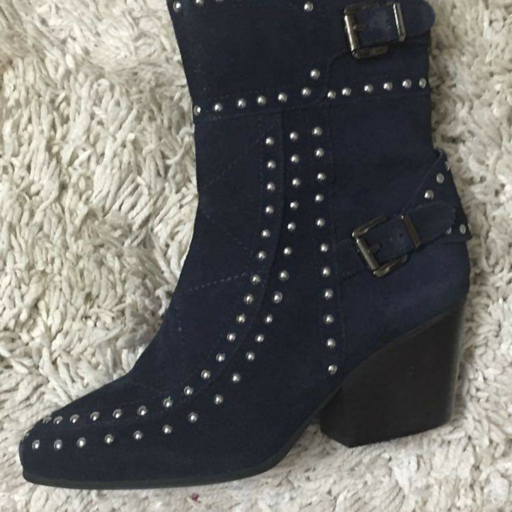 Footnotes Kaitlyn Navy Stud Bootie Sz 6**NIB